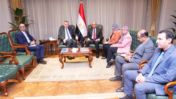 وزير العمل والسفير