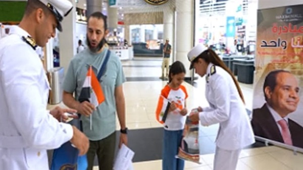 الداخلية توزع الهدايا