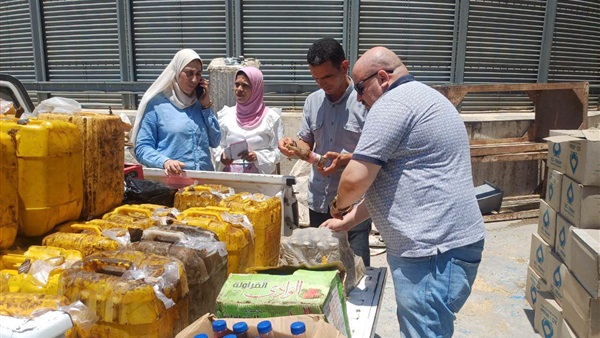 900 لتر زيت طعام