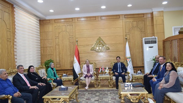 رئيس جامعة بنها يستقبل