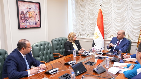 وزير العمل يلتقي