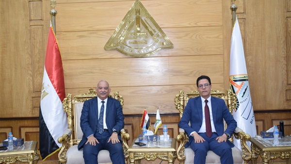 رئيس جامعة بنها يستقبل
