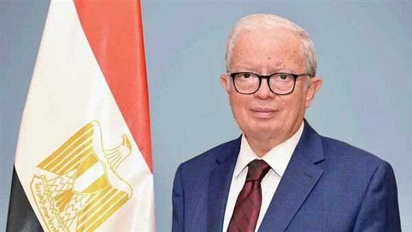 الدكتور حسين عيسى