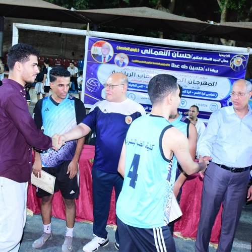 رئيس جامعة سوهاج يشهد فعاليات المهرجان الصيفي للألعاب الرياضية ويكرم المتميزين والفائزين بالمراكز الأولى