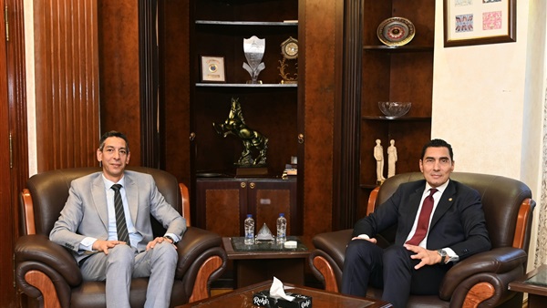 وزير الرياضة يجتمع