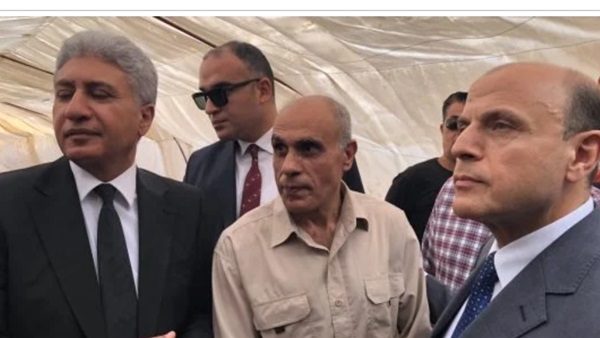 وزير السياحة ومكتشف