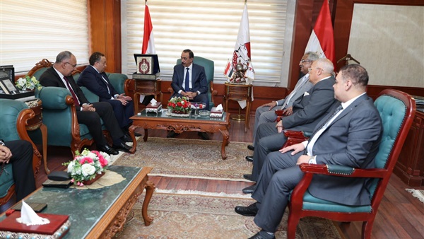 محافظ سوهاج يستقبل