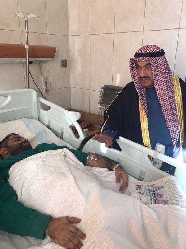 الغانم والمحمد يزوران النقيب إسماعيل بهبهاني بمستشفي مبارك الكبير