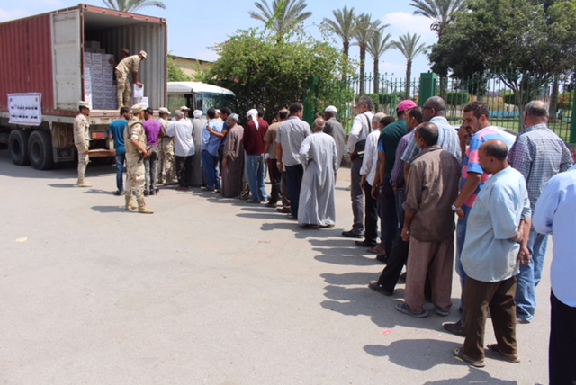 بتوجيهات "السيسي".. طرح 2 مليون وسبعمائة ألف عبوة غذائية بالمناطق الأكثر إحتياجًا