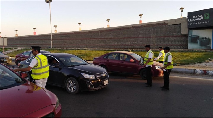 بالصور.. «المرور» تواصل حملات التوعية وتوزع الإرشادات