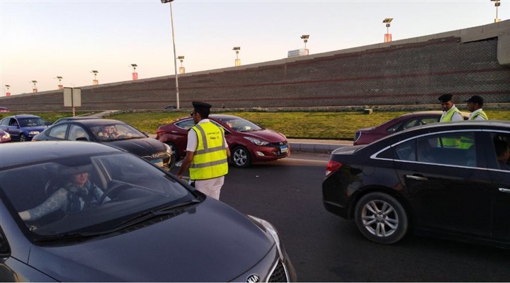 بالصور.. «المرور» تواصل حملات التوعية وتوزع الإرشادات