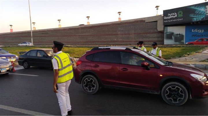 بالصور.. «المرور» تواصل حملات التوعية وتوزع الإرشادات