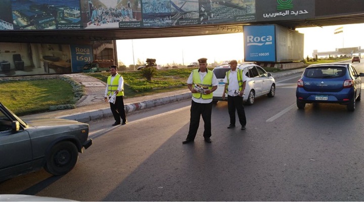 بالصور.. «المرور» تواصل حملات التوعية وتوزع الإرشادات
