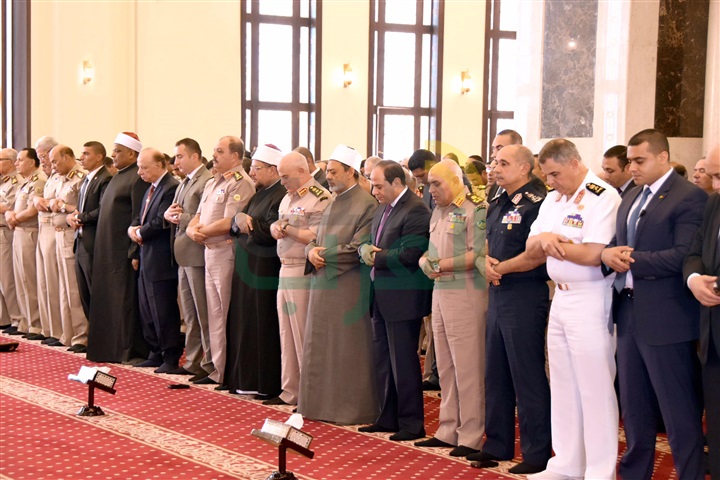 "الرئيس السيسى" يلتقى بعد صلاة الجمعة بعدد من قادة القوات المسلحة بمسجد المشير طنطاوى