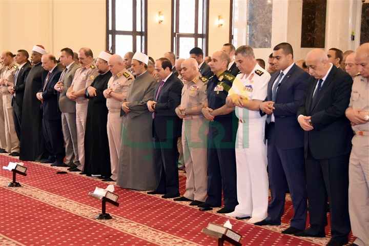 "الرئيس السيسى" يلتقى بعد صلاة الجمعة بعدد من قادة القوات المسلحة بمسجد المشير طنطاوى