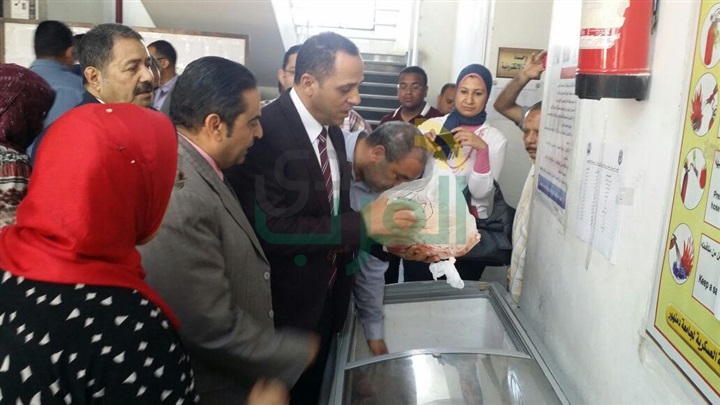 رئيس جامعة دمنهور يحارب الغلاء بمنفذ بيع كلية الزراعة بجامعة دمنهور رئيس جامعة دمنهور يحارب الغلاء بمنفذ بيع كلية الزراعة بجامعة دمنهور