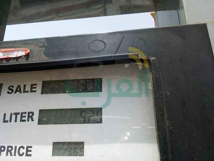 بالصور..رفع لافتات بأسعار الوقود الجديدة بمحطات القليوبية 