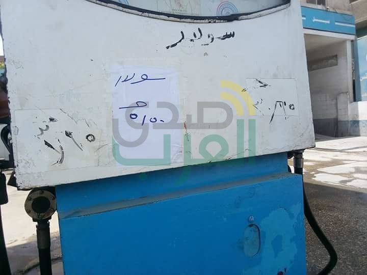 بالصور..رفع لافتات بأسعار الوقود الجديدة بمحطات القليوبية 