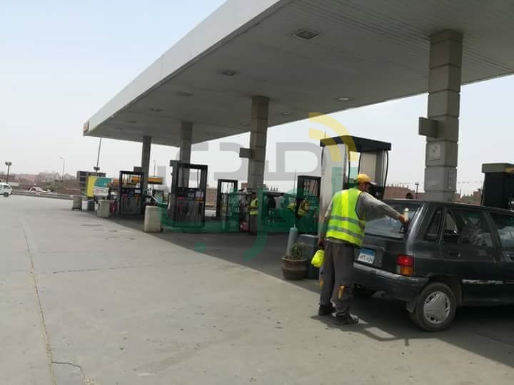 بالصور..رفع لافتات بأسعار الوقود الجديدة بمحطات القليوبية 