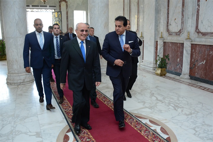 "العصار" و"عبد الغفار" يشهدان توقيع بروتوكول لتصنيع آلات الورش (CNC) بهندسة عين شمس 