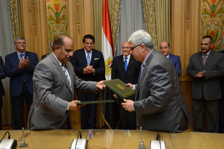 "العصار" و"عبد الغفار" يشهدان توقيع بروتوكول لتصنيع آلات الورش (CNC) بهندسة عين شمس 