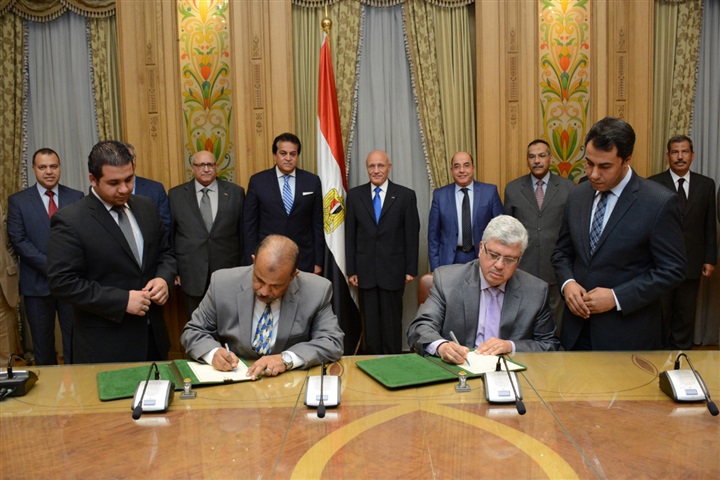 "العصار" و"عبد الغفار" يشهدان توقيع بروتوكول لتصنيع آلات الورش (CNC) بهندسة عين شمس 