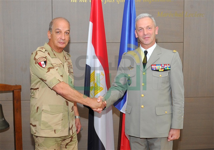 وزير الدفاع يعود الي القاهرة بعد زيارة رسمية لفرنسا التقى خلالها برئيس الأركان ووزير الدفاع