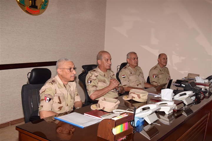 بالصور.. وزير الدفاع يتفقد قوات تأمين شمال سيناء 