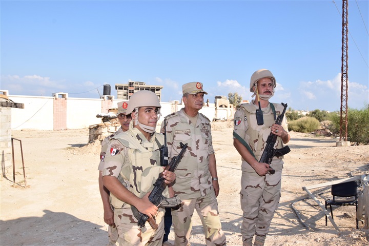 بالصور.. وزير الدفاع يتفقد قوات تأمين شمال سيناء 