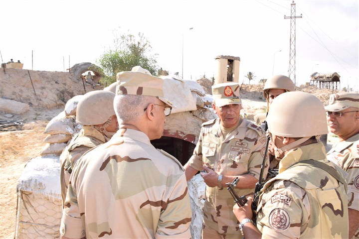 بالصور.. وزير الدفاع يتفقد قوات تأمين شمال سيناء 