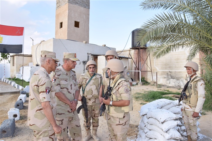 بالصور.. وزير الدفاع يتفقد قوات تأمين شمال سيناء 