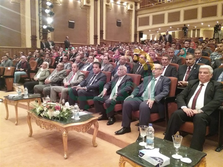 "العصار" و"عبد الغفار" يكرمان الطلاب المتميزين ويؤكدان على أهمية ربط البحث العلمي بالصناعة