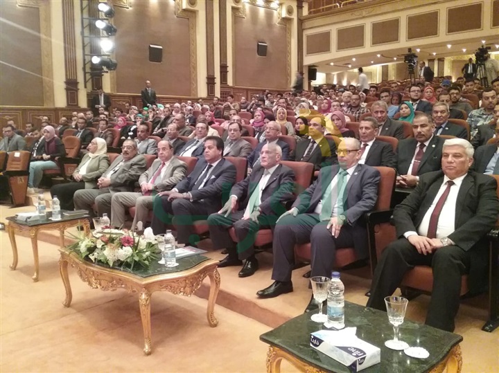 "العصار" و"عبد الغفار" يكرمان الطلاب المتميزين ويؤكدان على أهمية ربط البحث العلمي بالصناعة