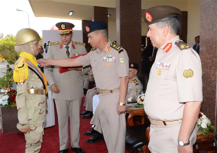 وزير الدفاع يشهد الاحتفال بتخريج دفعات جديدة من المعاهد الصحية