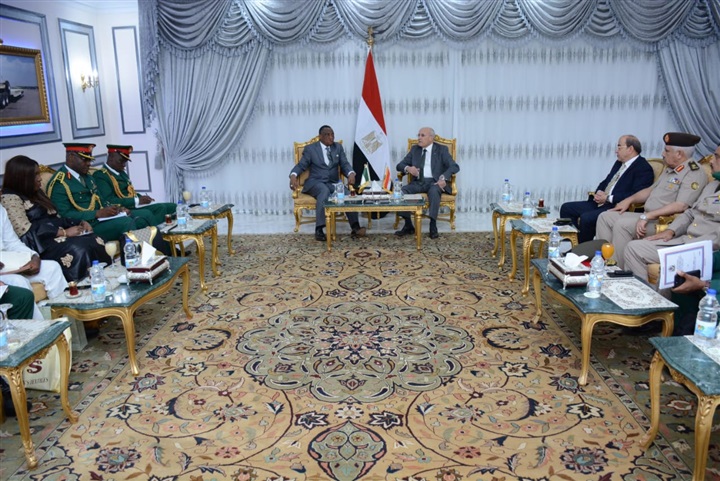 وزير الإنتاج الحربي يلتقي وزير الدفاع النيجيري لبحث سبل التعاون المشترك بين الطرفين