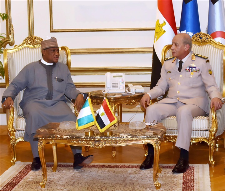 وزير الدفاع يلتقي نظيره النيجيري