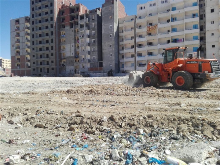بالصور.. محافظ مطروح يوجه بضبط السيارات والتروسيكلات التي تُلقي القمامة وسط المدينة