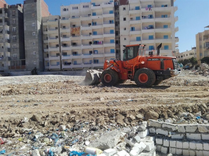 بالصور.. محافظ مطروح يوجه بضبط السيارات والتروسيكلات التي تُلقي القمامة وسط المدينة