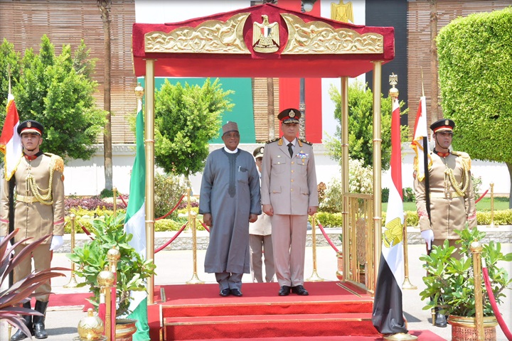 وزير الدفاع يلتقي نظيره النيجيري