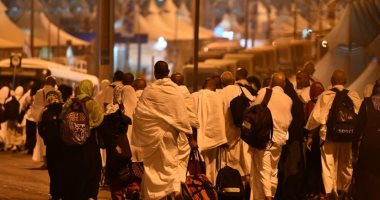 بالصور.. الحجاج يتوافدون على مشعر منى لقضاء يوم التروية