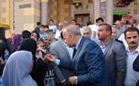 محافظ القليوبية يوزع الحلوى على الأطفال عقب صلاة عيد الأضحى 