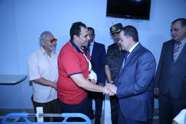 بالصور.. وزير الداخلية يزور أبطال الشرطة بعد إحباطهم محاولة اقتحام كمين العريش