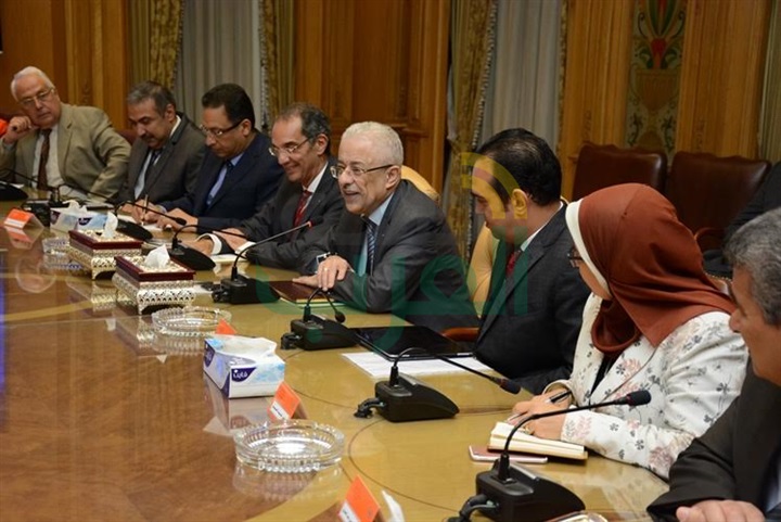 مباحثات حكومية لتفعيل وتطبيق "منظومة التابلت التعليمي"