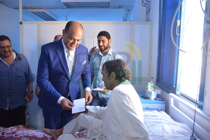 بالفيديو والصور.. محافظ مطروح يقدم التهنئة للمرضى بالمستشفي العام بمناسبة عيد الأضحى
