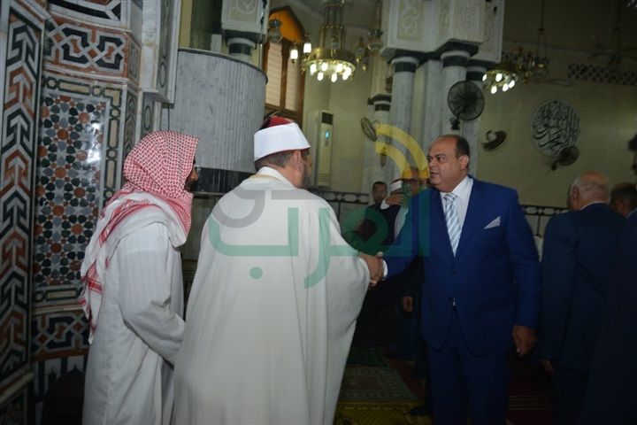 بالفيديو والصور.. محافظ مطروح يؤدى صلاة عيد الأضحي المبارك ويستقبل المُهنئين بالعيد 