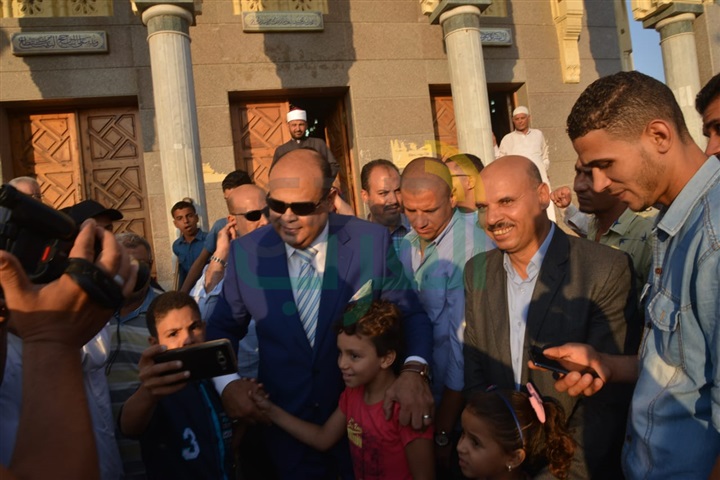 بالفيديو والصور.. محافظ مطروح يؤدى صلاة عيد الأضحي المبارك ويستقبل المُهنئين بالعيد 