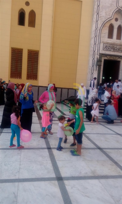 بالفيديو والصور.. محافظ مطروح يؤدى صلاة عيد الأضحي المبارك ويستقبل المُهنئين بالعيد 