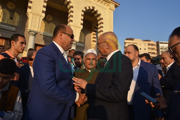 بالفيديو والصور.. محافظ مطروح يؤدى صلاة عيد الأضحي المبارك ويستقبل المُهنئين بالعيد 