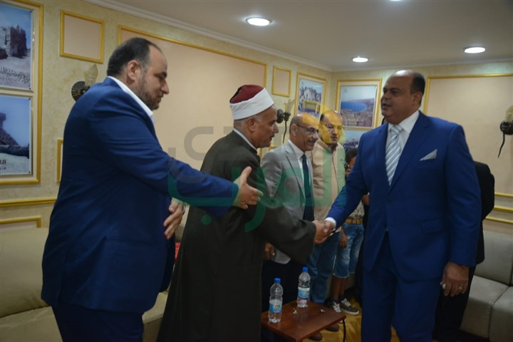 بالفيديو والصور.. محافظ مطروح يؤدى صلاة عيد الأضحي المبارك ويستقبل المُهنئين بالعيد 