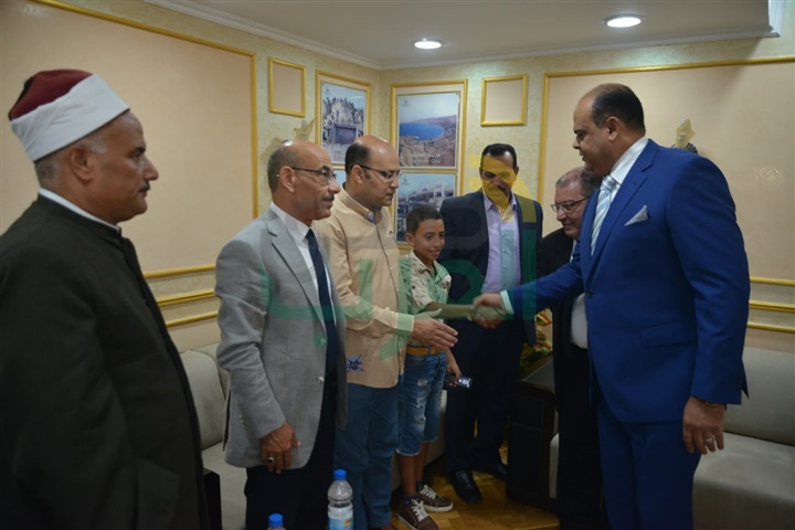 بالفيديو والصور.. محافظ مطروح يؤدى صلاة عيد الأضحي المبارك ويستقبل المُهنئين بالعيد 